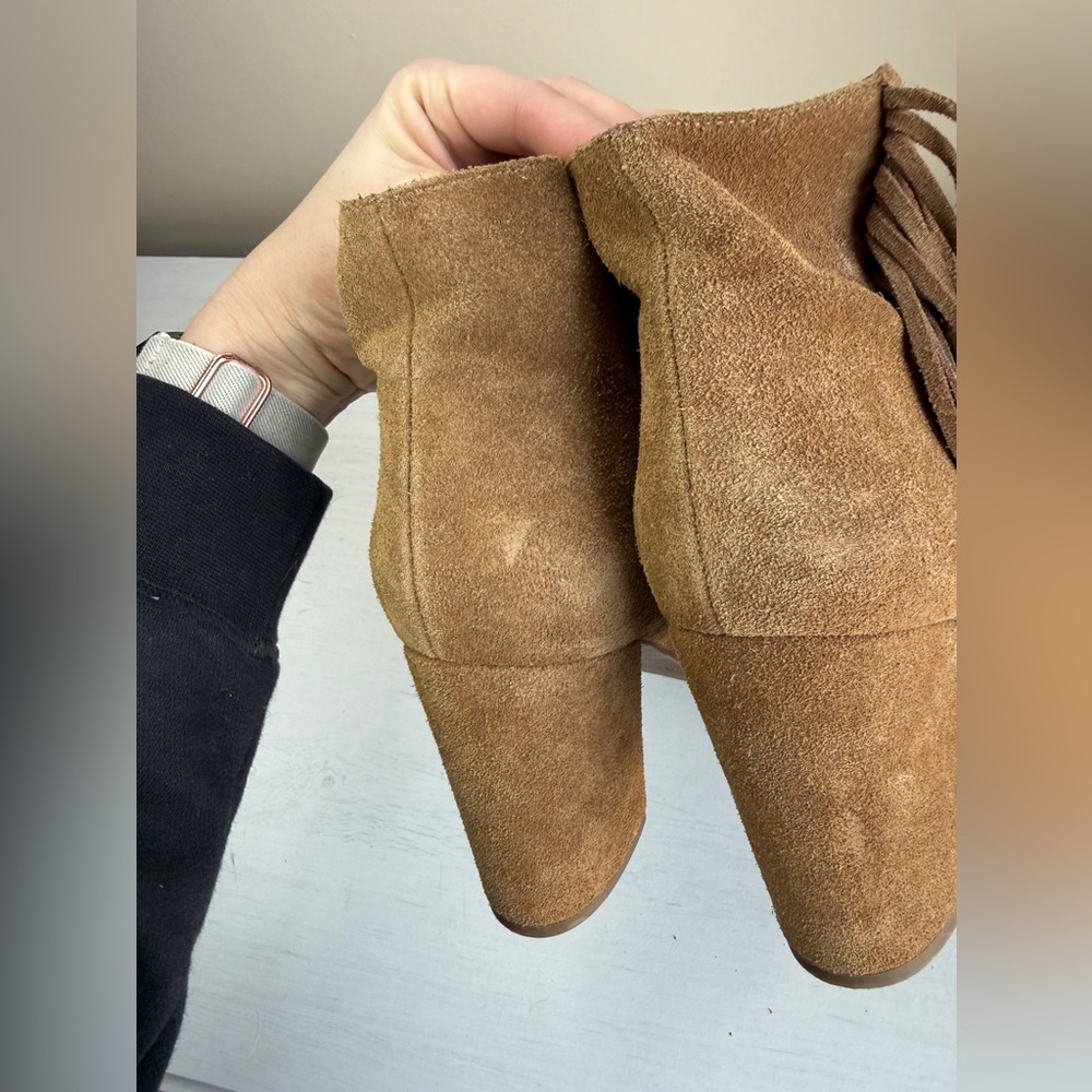 Via Spiga Niurka Dark Natural Suede Fringe Bock Heel Booties Size 9.5 M - Picture 11 of 12